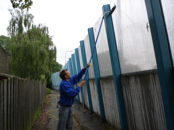 Geluidsmuur van glas langs de N201