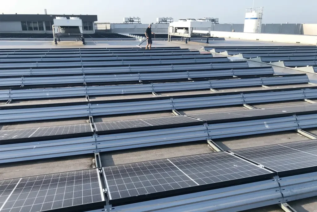 Zonnepanelen schoonmaken voor de zakelijke markt