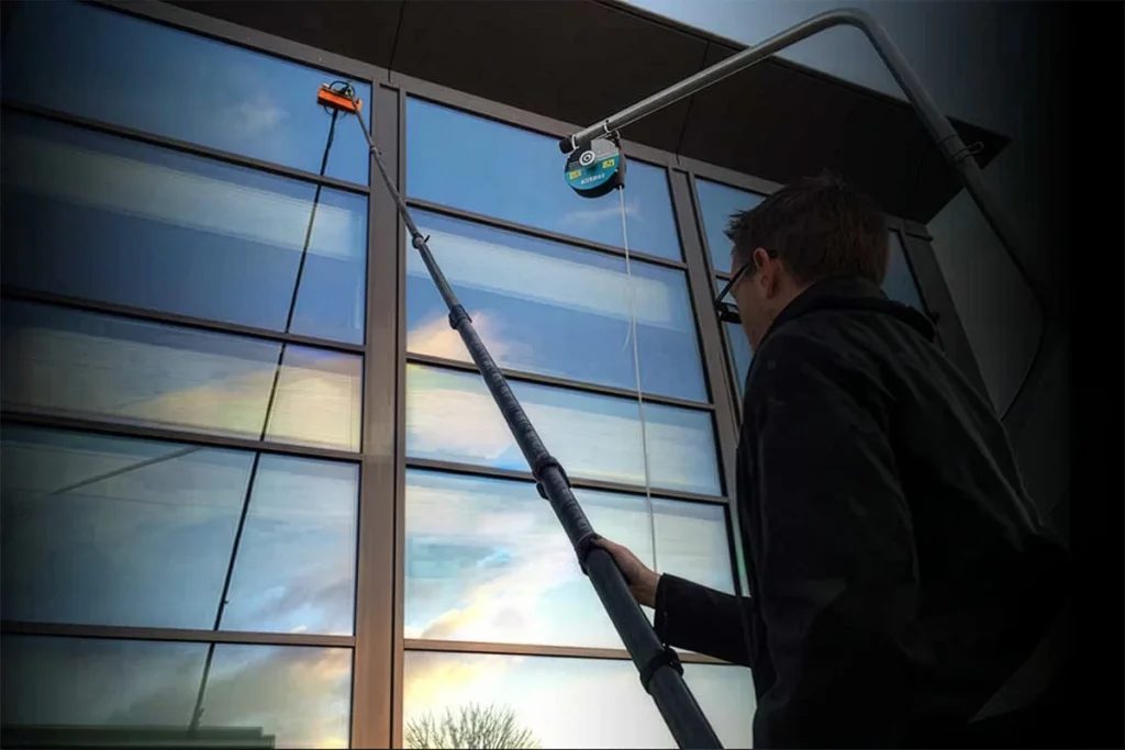 Waspak in gebruik bij De Ridder Cleaners. Minder belasting, slimmer werken en tot 50% lichter reinigen met telescoopstelen.