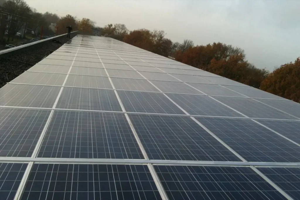 Zonnepanelen schoongemaakt voor meer lichtopbrengst