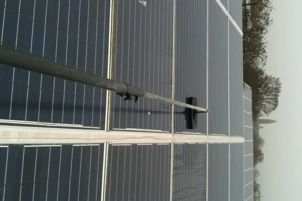 Zonnepanelen schoongemaakt voor meer lichtopbrengst
