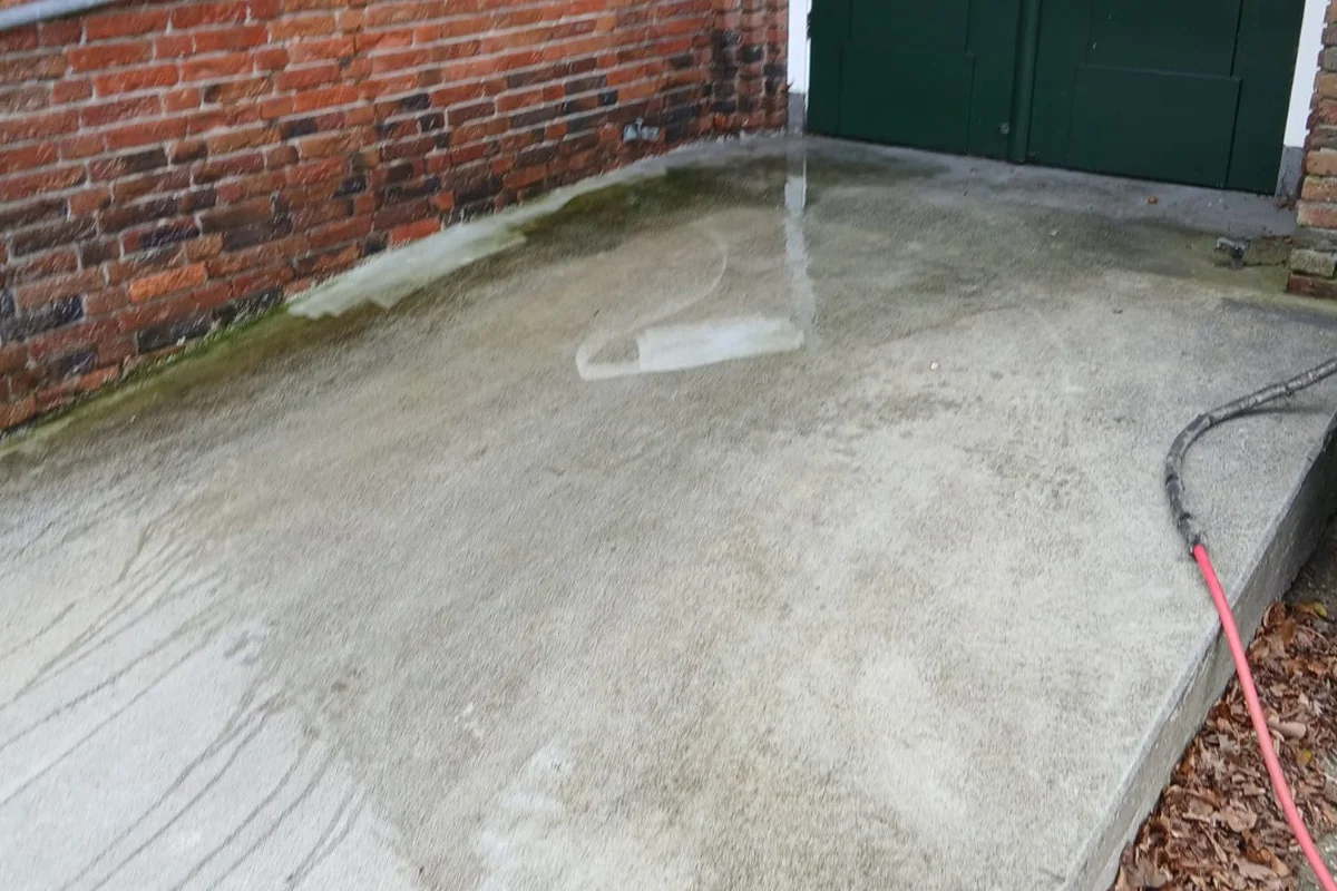 Verwijderen mos voor een frisse en veilige uitstraling